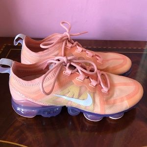 Peach vapormax nike sneakers
